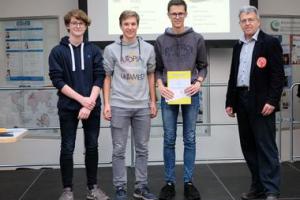 Auf der Bühne 
                                                                                                          https://www.physik.uni-kl.de/aktuell/veranstaltungen/tag-der-physik/2019/ergebnisse/