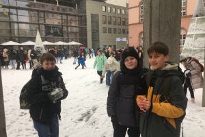 Simon, Robin, Jonathan und Madeleine nutzen die Aufführungspause für eine kleine Schneeballschlacht.