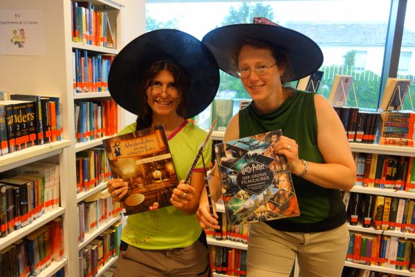 Bibliotheksleiterin Nicole Reuß und Verbindungslehrerin Birgit Gottstein